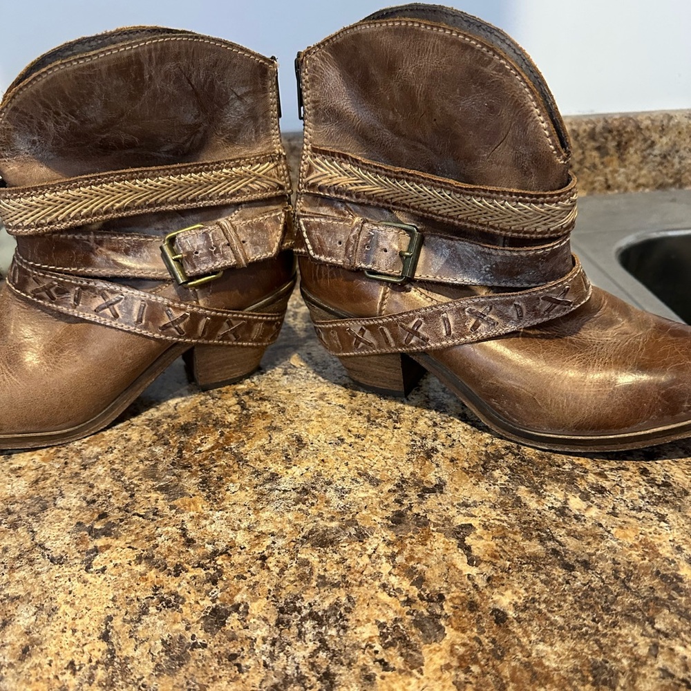 Size 9 leather heel booties from Buckle. Gorgeous details, distressed look
